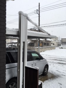 ちょっと心配なので　たくさん積もる前に雪下ろしとアプローチの雪かきを実行しました！