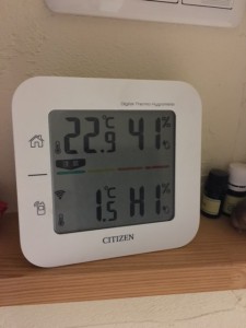 今朝は意外と暖かく 室温２２．９℃　湿度４１％ 外気　１．５℃　湿度は９０％以上で計測できませんでした！