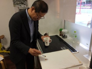 まずは、漆喰に汚れをつけます。コーヒーをかけています