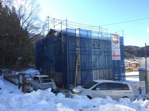 新築工事中の秩父の家。雪が、まだまだ溶けません