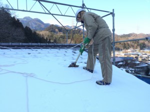 命綱をつけたので、安心して雪おろしできました