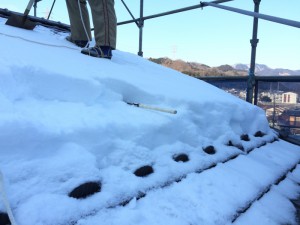 屋根の上には、こんなに雪が！高さ３０〜４０㎝。雪の下は、氷になっています