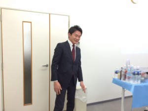 爽やかに登場！本日の講師・イケメンの岡田さん