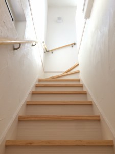 レッドパインの床材にマッチした無垢材の階段です