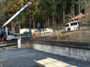 １２０㎏程の重さなので、レッカーで敷地内に搬入します