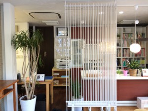 風のない冷暖房の家熊谷オフィスに設置してある「風のない冷暖房」。縦格子のおしゃれな間仕切が、冷暖房機なのです