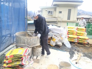 しっくいを練るミキサー 風袋（空いた袋）も綺麗に整頓