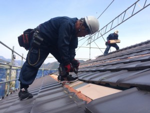 外した瓦の屋根面に 防水と補強材取付ます