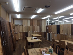 たくさんの種類の無垢の床材が展示してあるので　お客様のニーズにあわせてセレクトできるんですよ