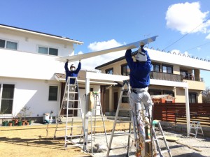 屋根材、１枚目を取り付けます