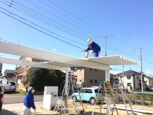 屋根材が重なる部分には、雨漏り防止のため、コーキングをつけて施工します