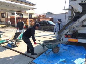 生コンを一輪車に乗せ、人力で運びます