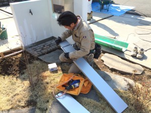 プロの板金職人が、寸法を測り加工します