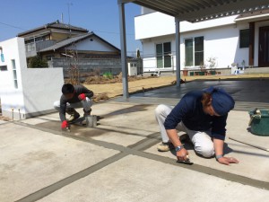 雑草対策で、１０ｃｍ巾の目地をコンクリートで埋めます