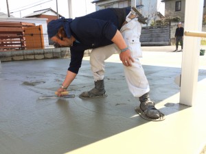 表面を丁寧に、何度も均します