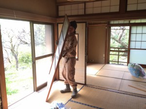 最初に、職人さんの手作業で、室内建具を取り外します