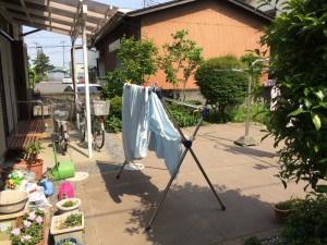 「庭」に布団や洗濯物を干しています・・・。玄関を通っての動線が負担に・・・