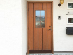 住み始めてから２年。こちらの木製玄関ドアを塗装します
