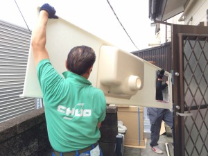 長さ２ｍ８５㎝の天板を搬入！さすが慣れています