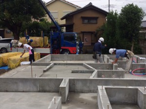 準備OK!晴天の中、土台敷き開始しまーす