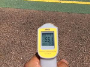 表面温度測定器で市役所前の 路面を測定　55℃