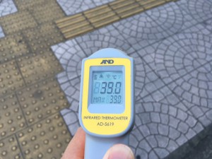 そして　同じくオフィス前の日陰の歩道は・・・日陰でも39度