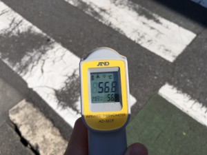埼玉県熊谷市　風のない冷暖房の家オフィス前の日なたの車道は　５６．８度です！暑いわけです