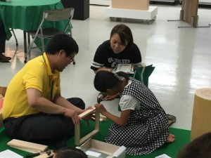 お子様でも簡単に作れる素敵な椅子ができちゃいます。大人にも人気でした