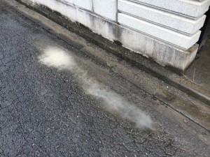 劣化している、クリーム色の塗料がはがれて、水と一緒に流れてきました