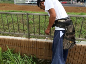 もう一方の端部に、水糸をかけます