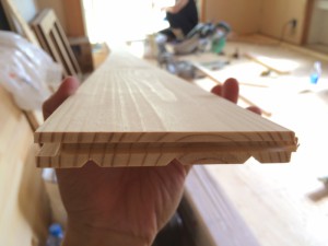 木の香り漂う、レッドパインの無垢フローリング。厚みは１５㎜
