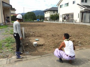 工事開始前に、打ち合わせを行う石井社長（左）と職人の浅見さん