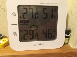 ただ今の時刻　２２：２２　まだ外は３０℃近くあります！そして湿度４６％ 室内は２７℃　湿度５１％です！