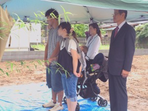 雨の中　皆で祈願致しました