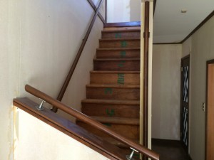 before　じゅうたんが貼ってあった階段。はがされた状態でした