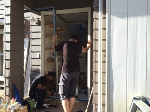 既存の枠の上に、新しい枠をかぶせて設置します