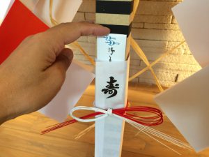 「寿の祝紙」と「紅白水引」で「建築守護御札」を祀ります