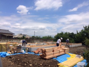 快晴の青空の中　土台敷きが始まりました