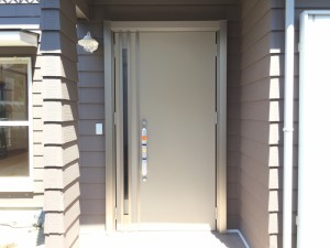 after　シンプルモダンなデザイン。断熱玄関ドアで、快適な暮らしになりますね