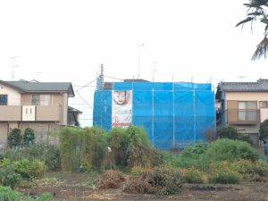 反対側（南側）から見た全景です。両脇には住宅が建ったいます