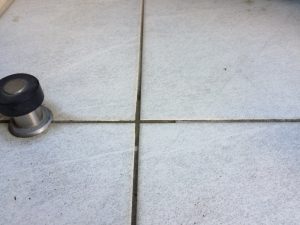 仕上げを行うと、穴は無くなり、元通りに
