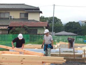 今日は基礎の上に土台を敷いて行きます！順番におこないます