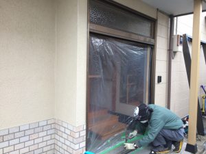 まず、引戸を外し、ビニールシートで室内にゴミが入らないよう、養生します