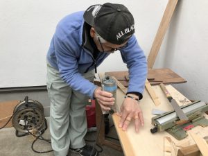 状況に合わせて、現場で加工します。ミリ単位の細かな作業です