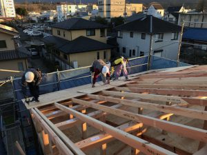 最後に、屋根の下地材「野地板」を貼っていきます