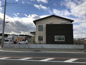 道路沿いから見ると、こんな感じの建物です