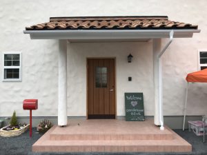 カワイイお家「寄居の家」。フランス漆喰にスウェーデン玄関ドアがカワイイ