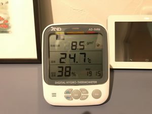 本庄スタジオの室内温度です。２４．７℃で、あったか～い