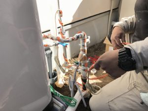 電気ヒーターを配管に巻きつけます。これで凍結しませんね