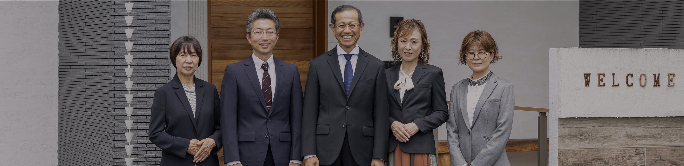 明るく快適なリビングで過ごす家族